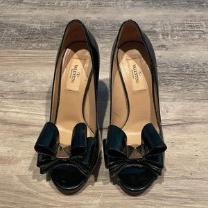Valentino patent leather bow heels 🎀 A U T H E N T I C 🎀